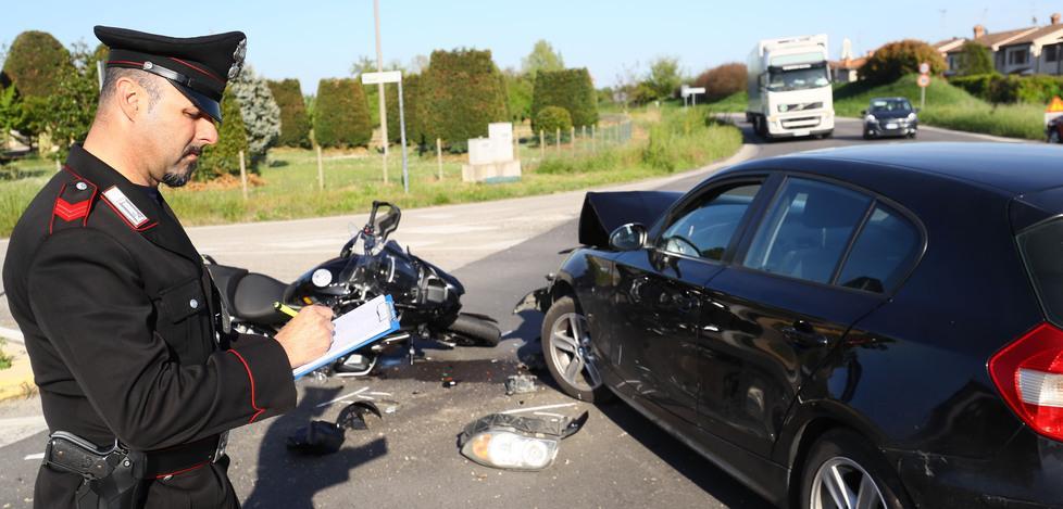 Scontro tra un'auto e una moto: un ferito grave
