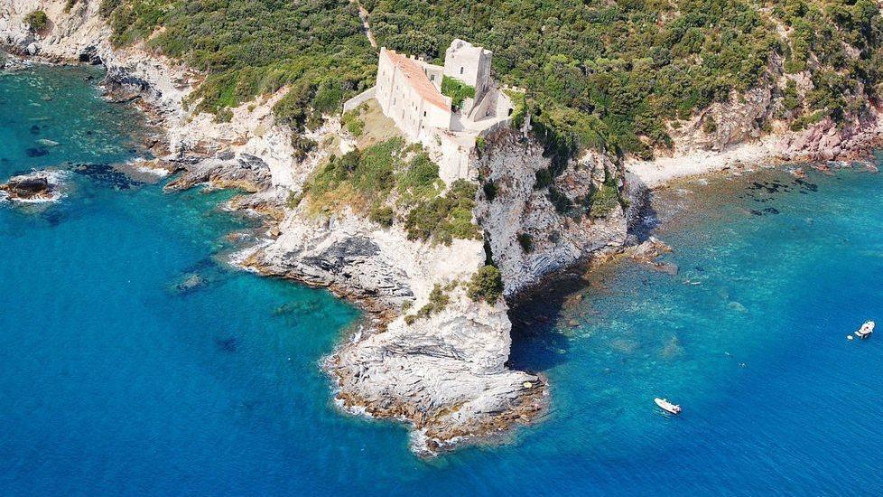 Il mare azzurro delle Rocchette nel territorio di Castiglione della Pescaia