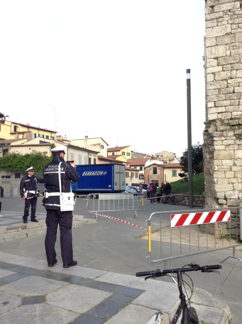 L'area interessata dal crollo transennata dalla Polizia municipale