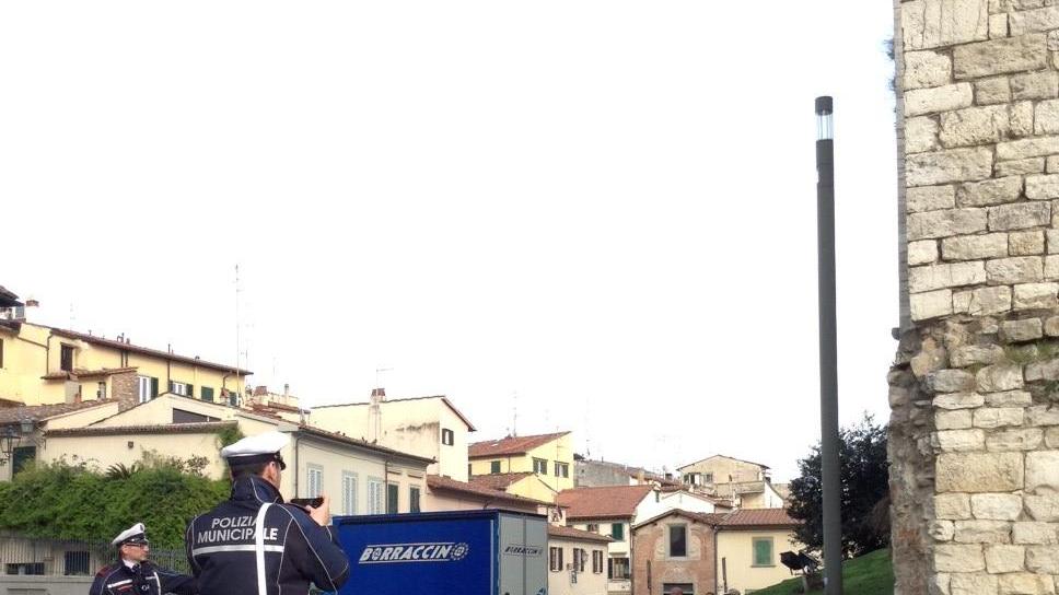 L'area interessata dal crollo transennata dalla Polizia municipale