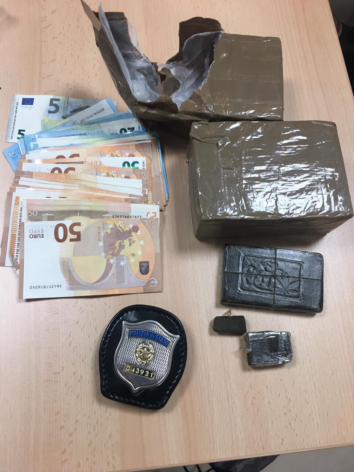 La droga e i soldi sequestrati dalla polizia
