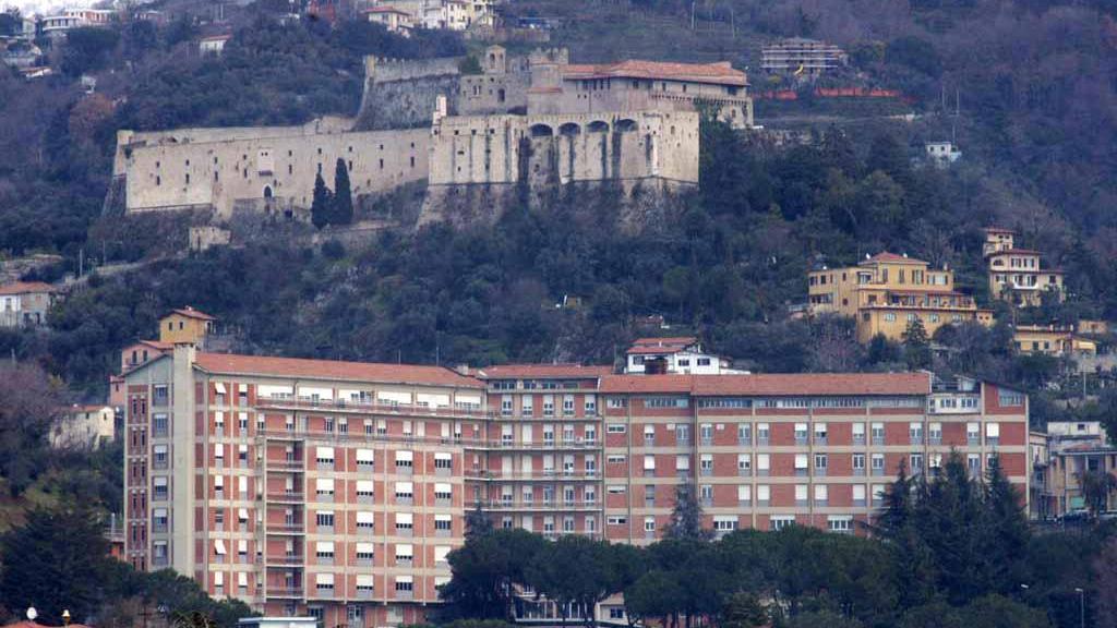 Il monoblocco del vecchio ospedale: un gigante vuoto