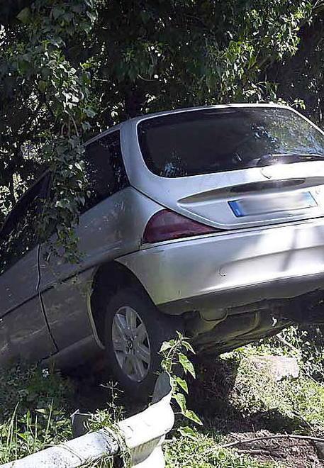 Perde il controllo dell’auto e finisce tra gli alberi 