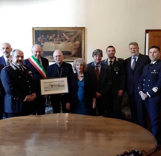 Le autorità civili e militari salutano il vescovo Castellani