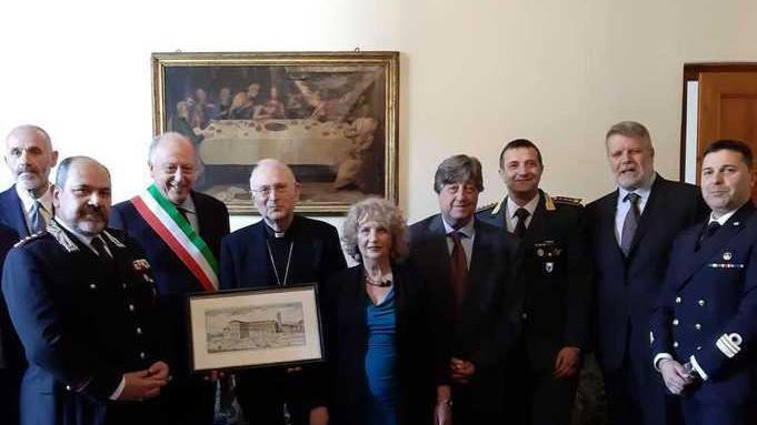 Le autorità civili e militari salutano il vescovo Castellani