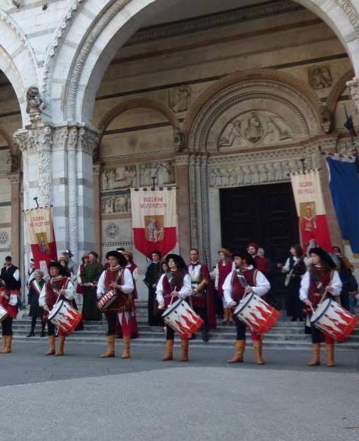 Corteo storico e gare di balestra per la festa della Libertà di Lucca 
