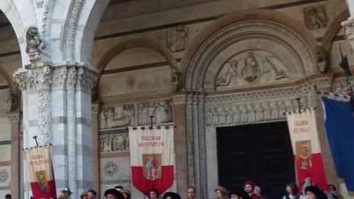 Corteo storico e gare di balestra per la festa della Libertà di Lucca