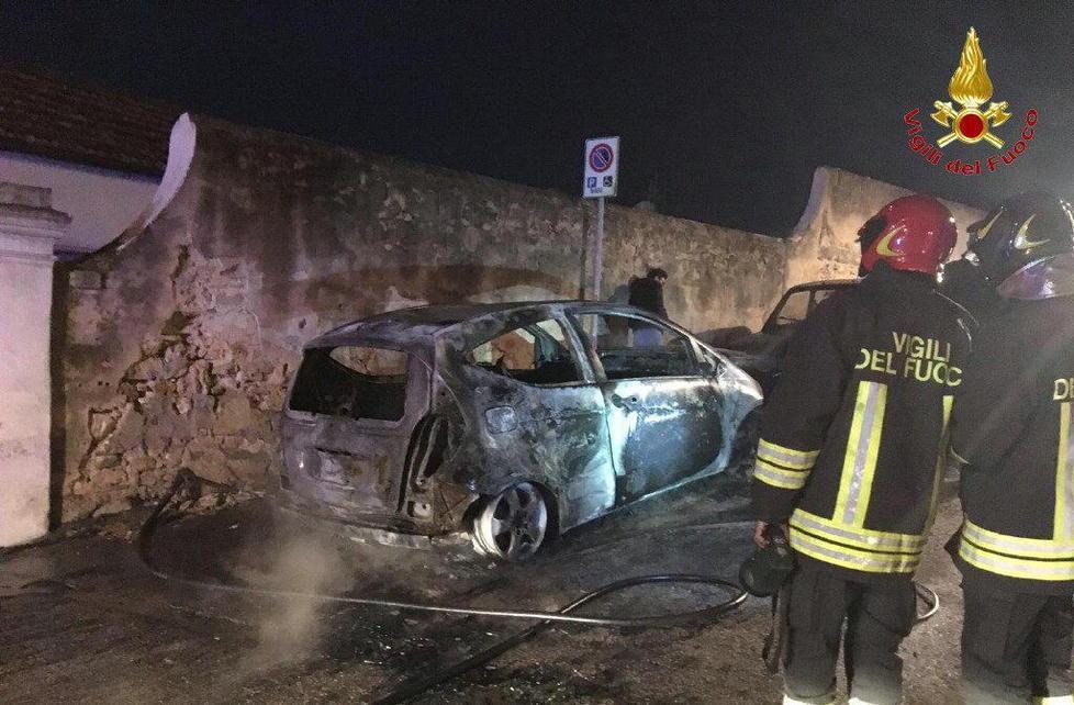 Incendio distrugge un’auto