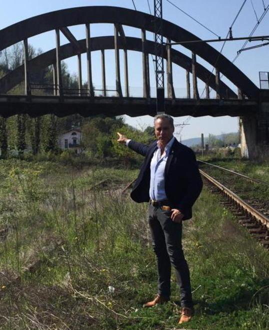 «Il ponte sulla ferrovia è molto pericoloso» 