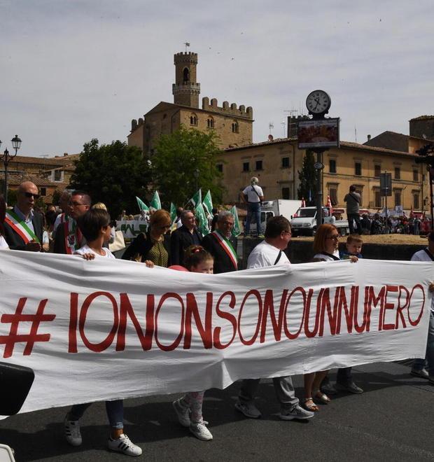 In piazza lo sciopero dei giocattoli contro Asl e Regione 