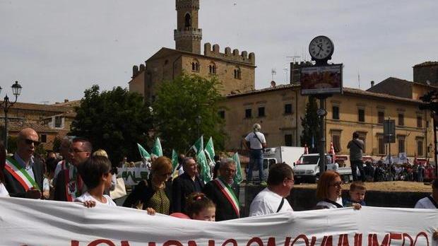 In piazza lo sciopero dei giocattoli contro Asl e Regione