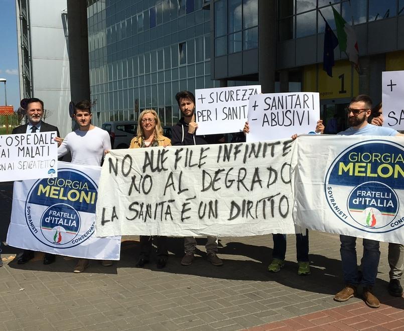 La protesta di FdI «L’ospedale ai malati non ai senzatetto»