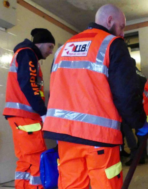 Giovane trovato morto dai coinquilini sul balcone di casa