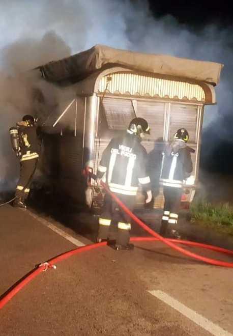 Caravan prende fuoco mentre viaggia Paura sulla strada 