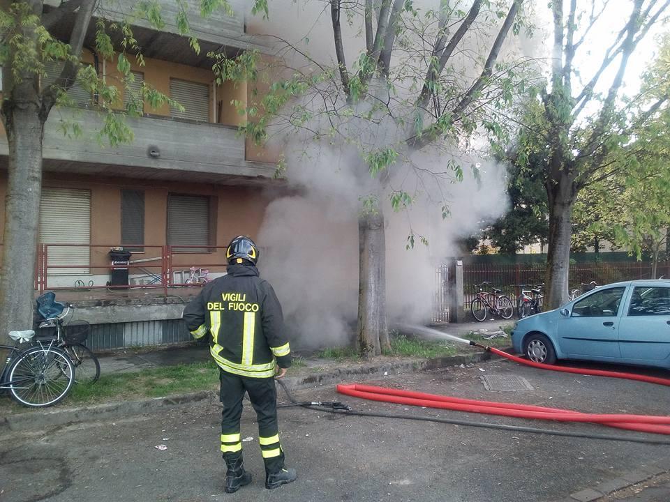Carpi, in fiamme un garage in via Lago di Bolsena: condominio evacuato