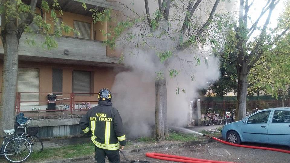 Carpi, in fiamme un garage in via Lago di Bolsena: condominio evacuato