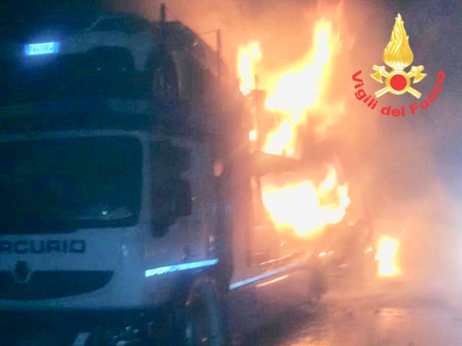 Reggio Emilia, la bisarca va a fuoco sull’autostrada: distrutte otto auto Peugeot 