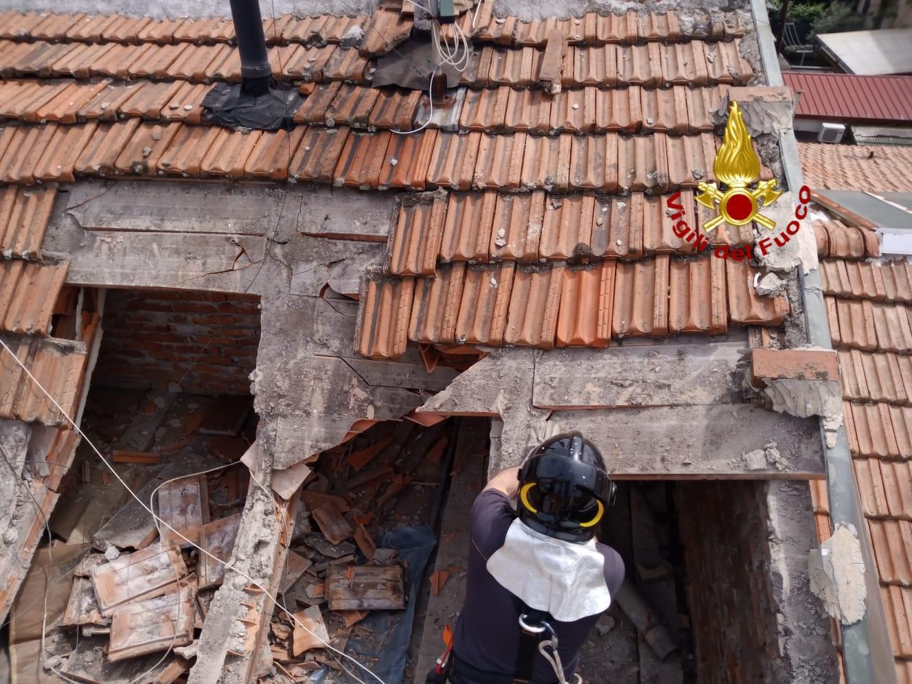 Crolla il tetto, evacuato un condominio