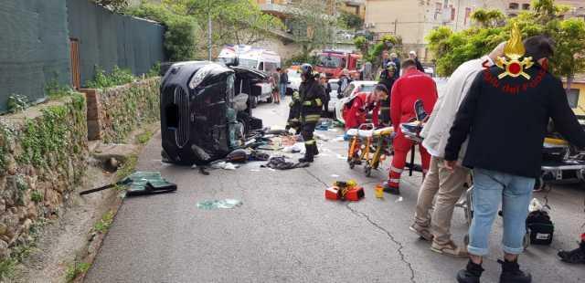 Padre e figlia feriti nello schianto con l'auto