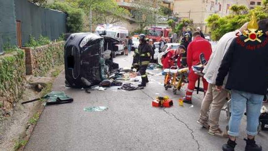 Padre e figlia feriti nello schianto con l'auto