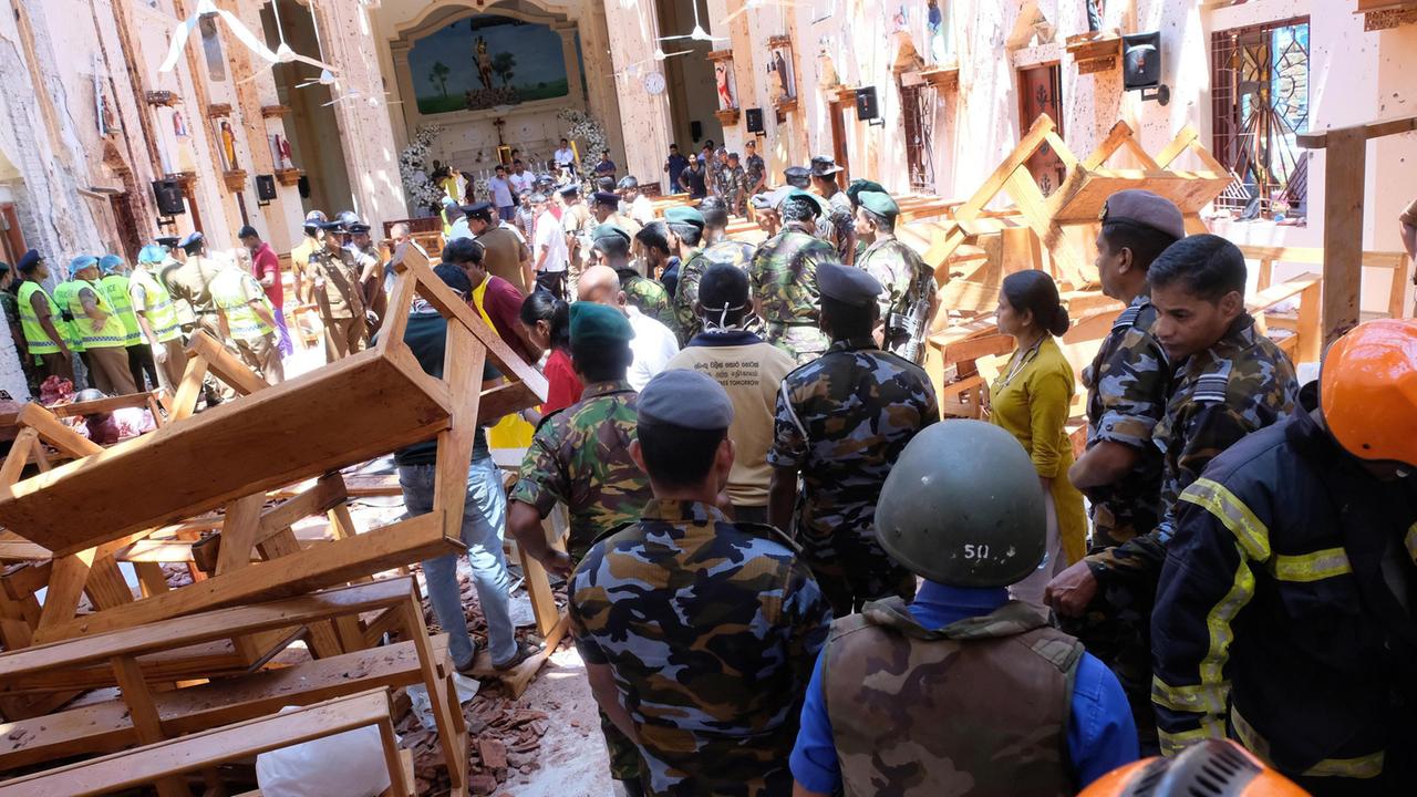 Attacchi in Sri Lanka, oltre 200 morti. Un avvocato fiorentino: "Non possiamo uscire dall'hotel"