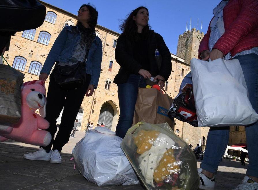 Le mamme gettano abiti e giocattoli dei figli : «Ci serve la pediatria» 