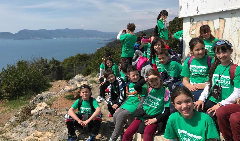 Piccoli ecologisti in cammino: gli alunni della “Menconi” a contatto della natura