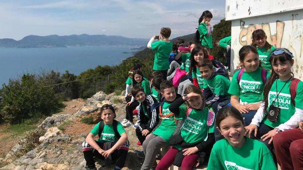 Piccoli ecologisti in cammino: gli alunni della “Menconi” a contatto della natura