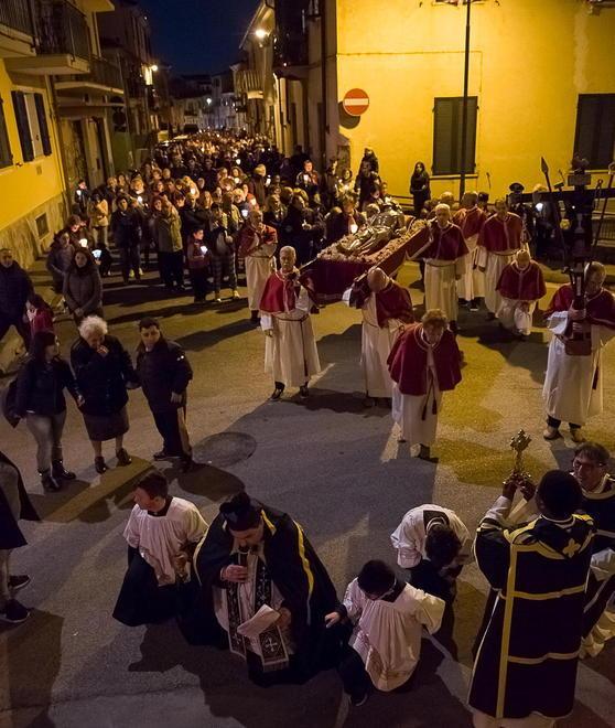 Oltre duemila persone alla via Crucis di Avenza