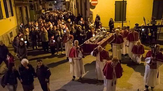 Oltre duemila persone alla via Crucis di Avenza