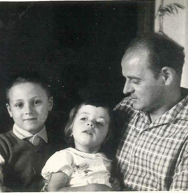 Giovanni Grazzini con i figli negli anni del secondo dopoguerra