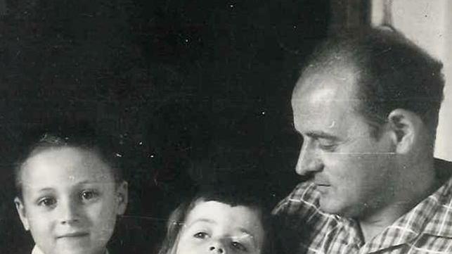 Giovanni Grazzini con i figli negli anni del secondo dopoguerra
