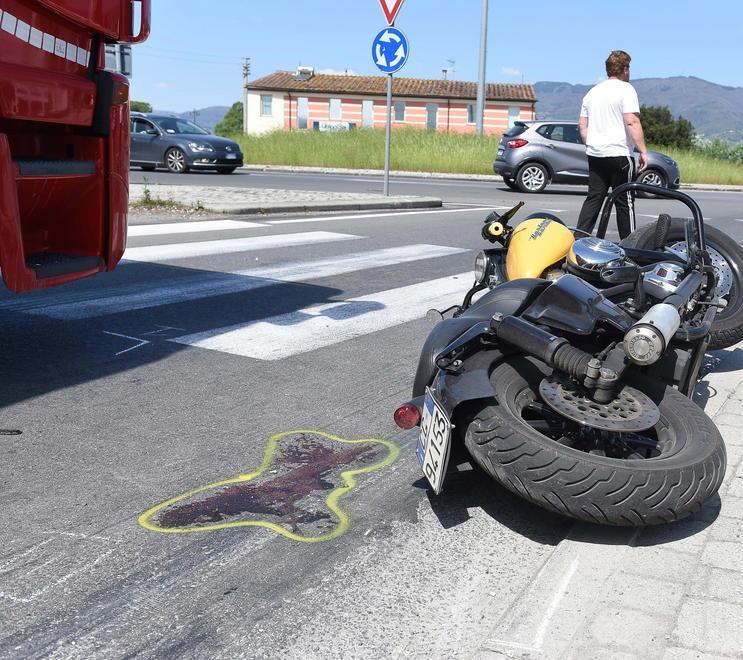 Motociclista si scontra con un tir: una mano gli viene semi amputata 