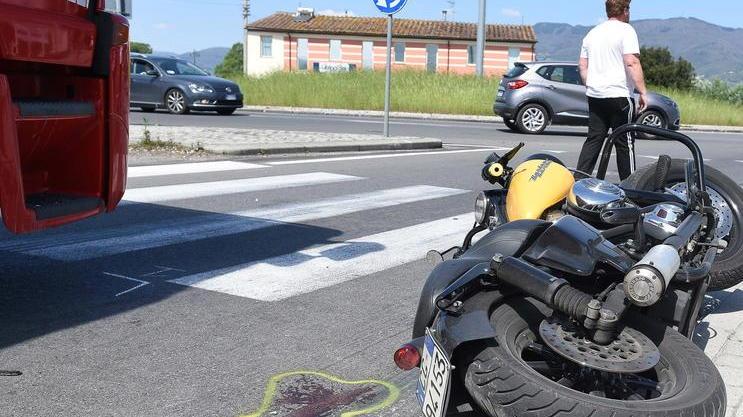 Motociclista si scontra con un tir: una mano gli viene semi amputata