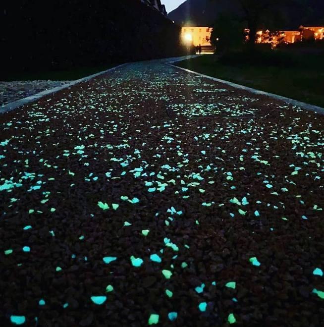 Ecco la pista ciclabile con l’asfalto che di notte si illumina