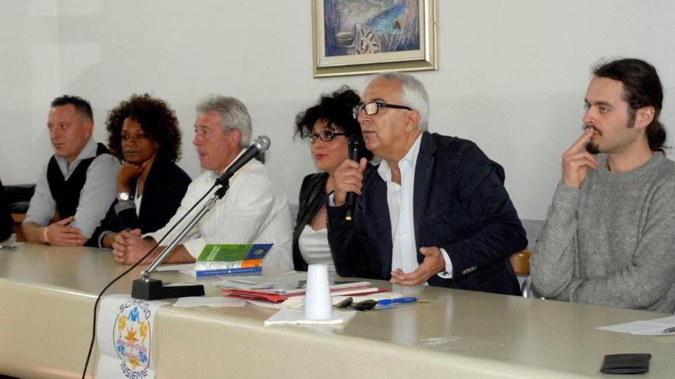 Stella presenta il programma E punta tutto sul suo “delfino” 