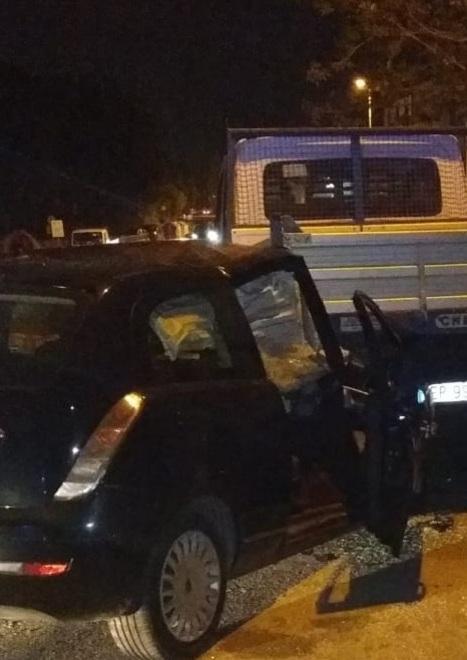 Ubriaco alla guida si schianta sul furgone