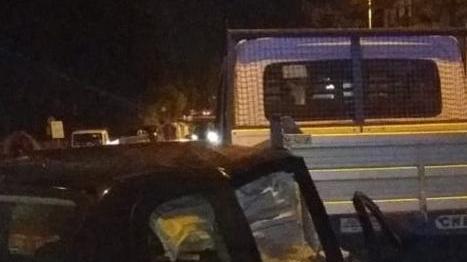 Ubriaco alla guida si schianta sul furgone
