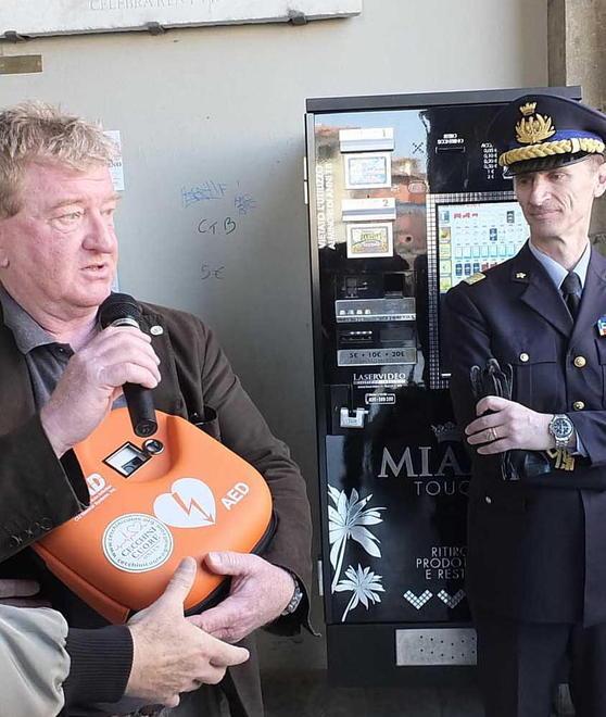 Defibrillatore in piazza del Comune
