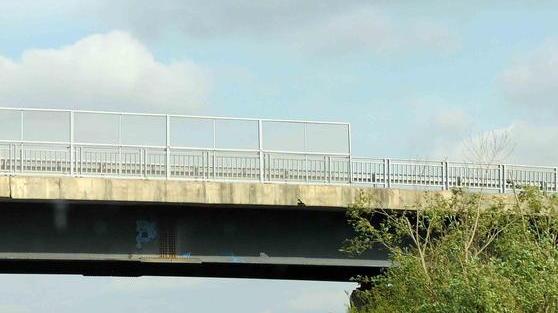 Calcinacci dal cavalcavia Intervengono i vigili