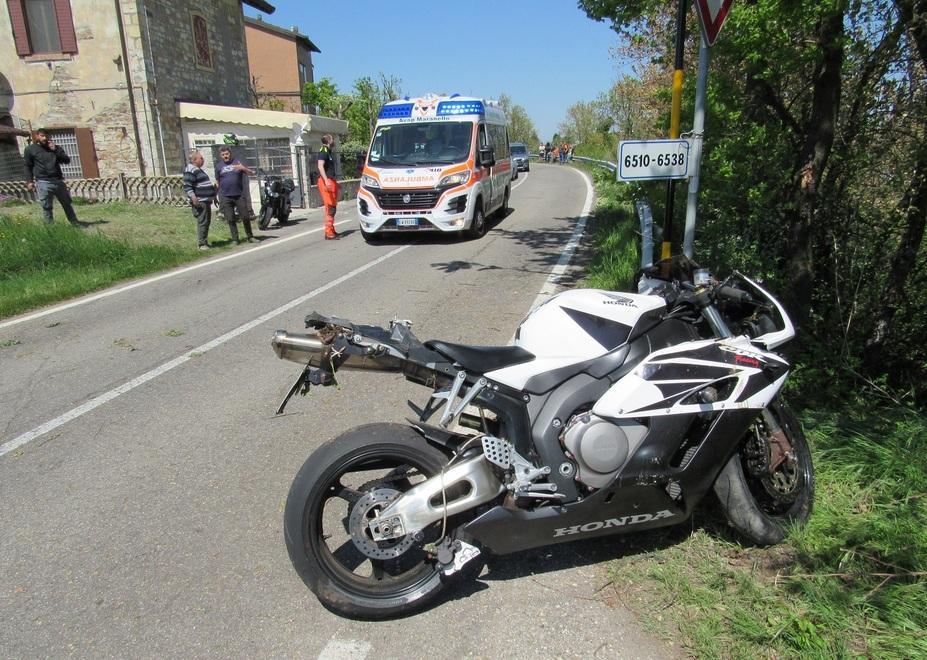 Motociclista sbanda e finisce fuori strada