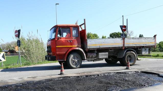 La buca sulla strada è stata sistemata