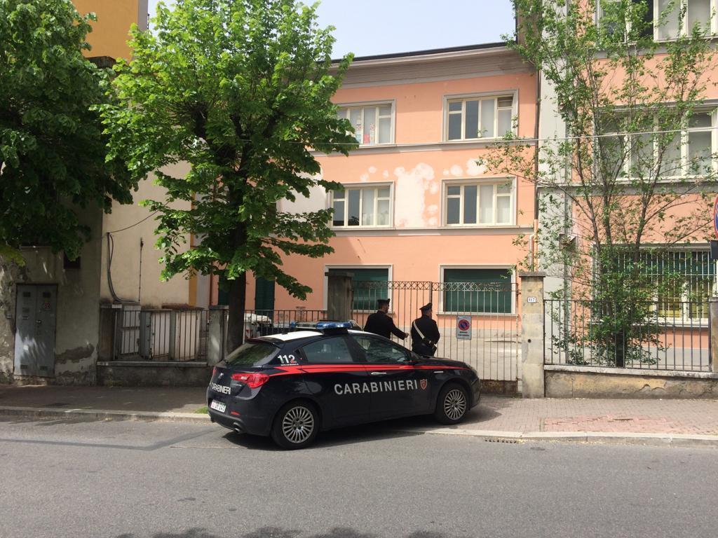 Carabinieri davanti alle scuole Chini di Montecatini