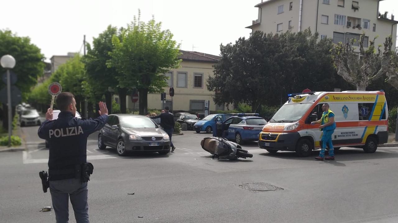 Un'immagine dell 'incidente in viale Simoncini all'incrocio con viale Rosselli