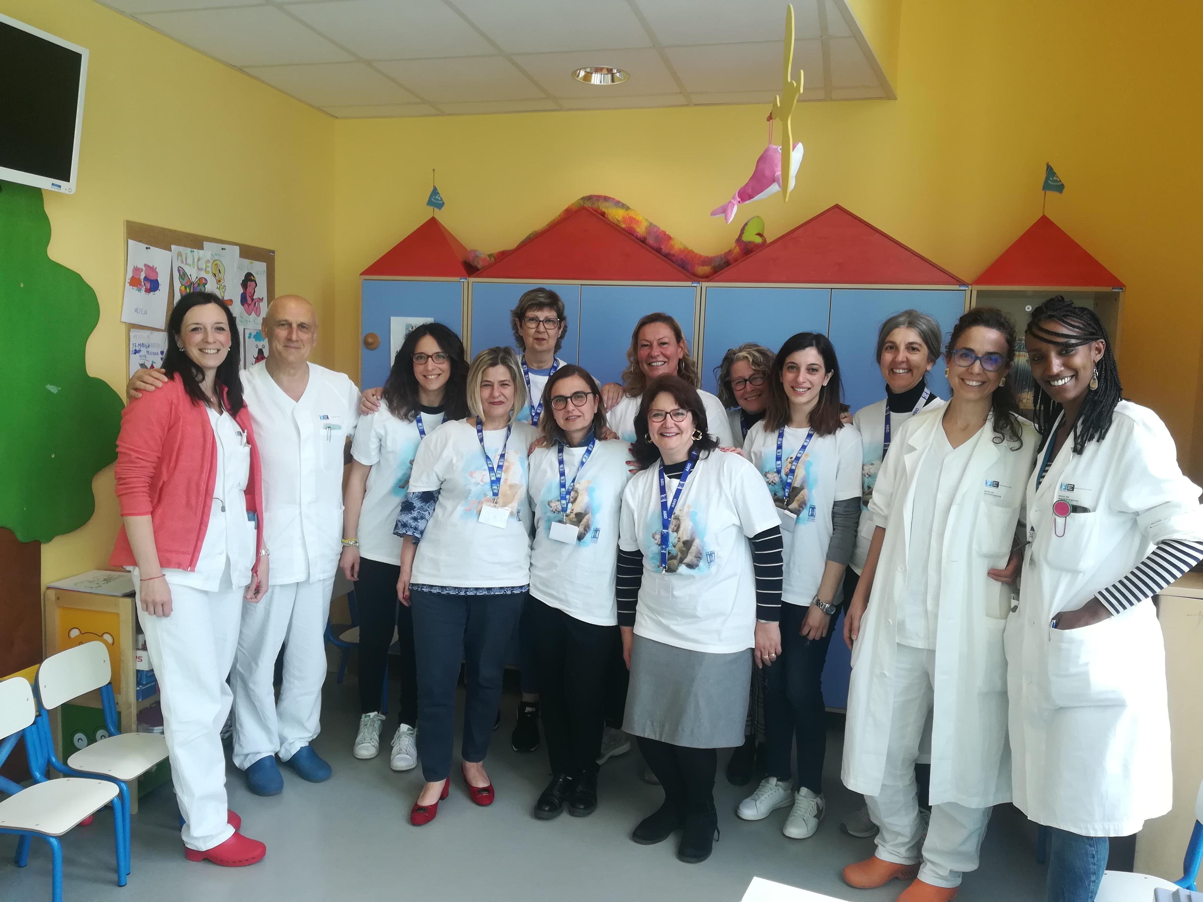 Sono 9 le "volontarie anziane" e 11 le nuove "tirocinanti" della sezione di Abio Pistoia. A coordinare le attività sono Rosaria Ciardi (tesoriera), Angela Felici (referente delle volontarie) e Cristina Ciardi (area comunicazione)