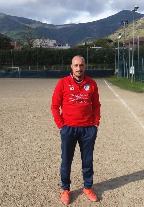Cristian Biancone sul campo del Calci con sullo sfondo il Monte Serra
