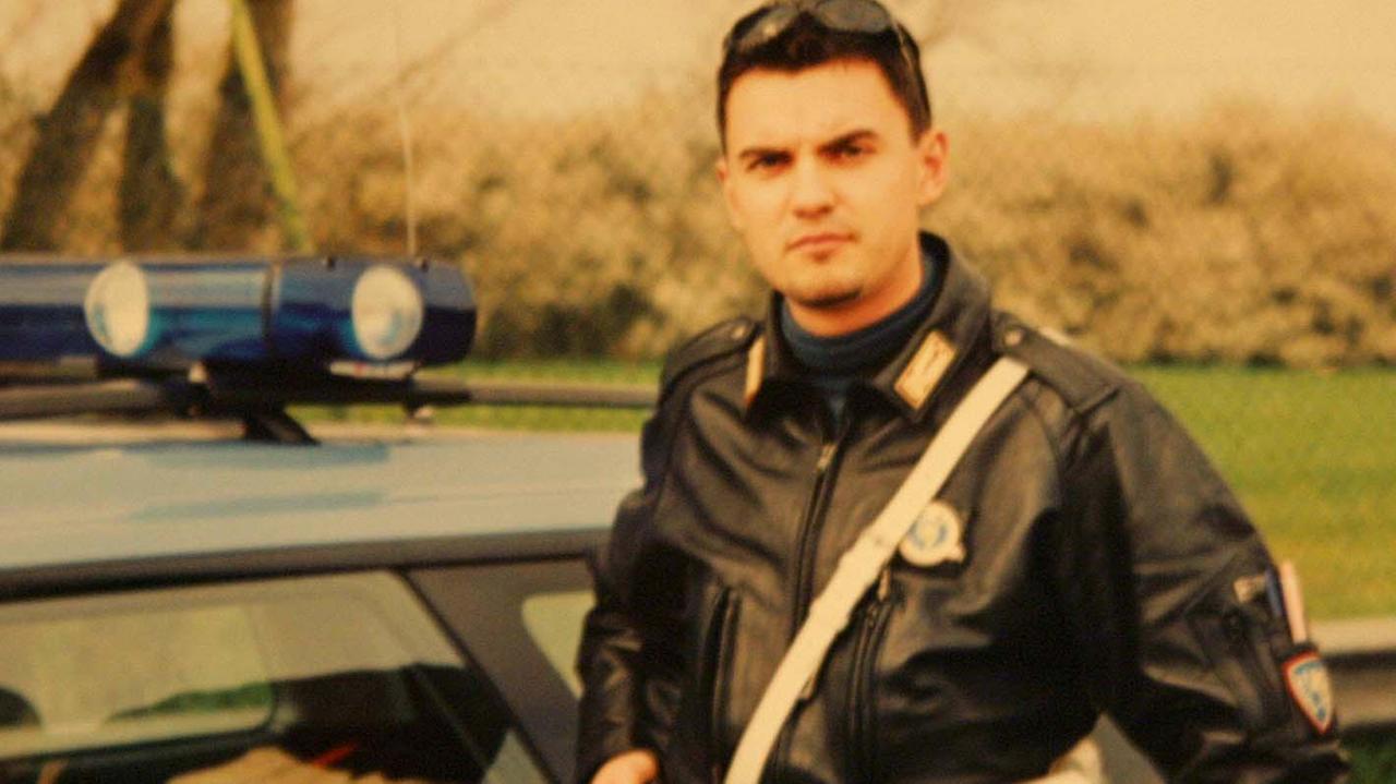 Reggio Emilia, poliziotto travolto e ucciso dai ladri: «Stefano, ora sei un angelo»