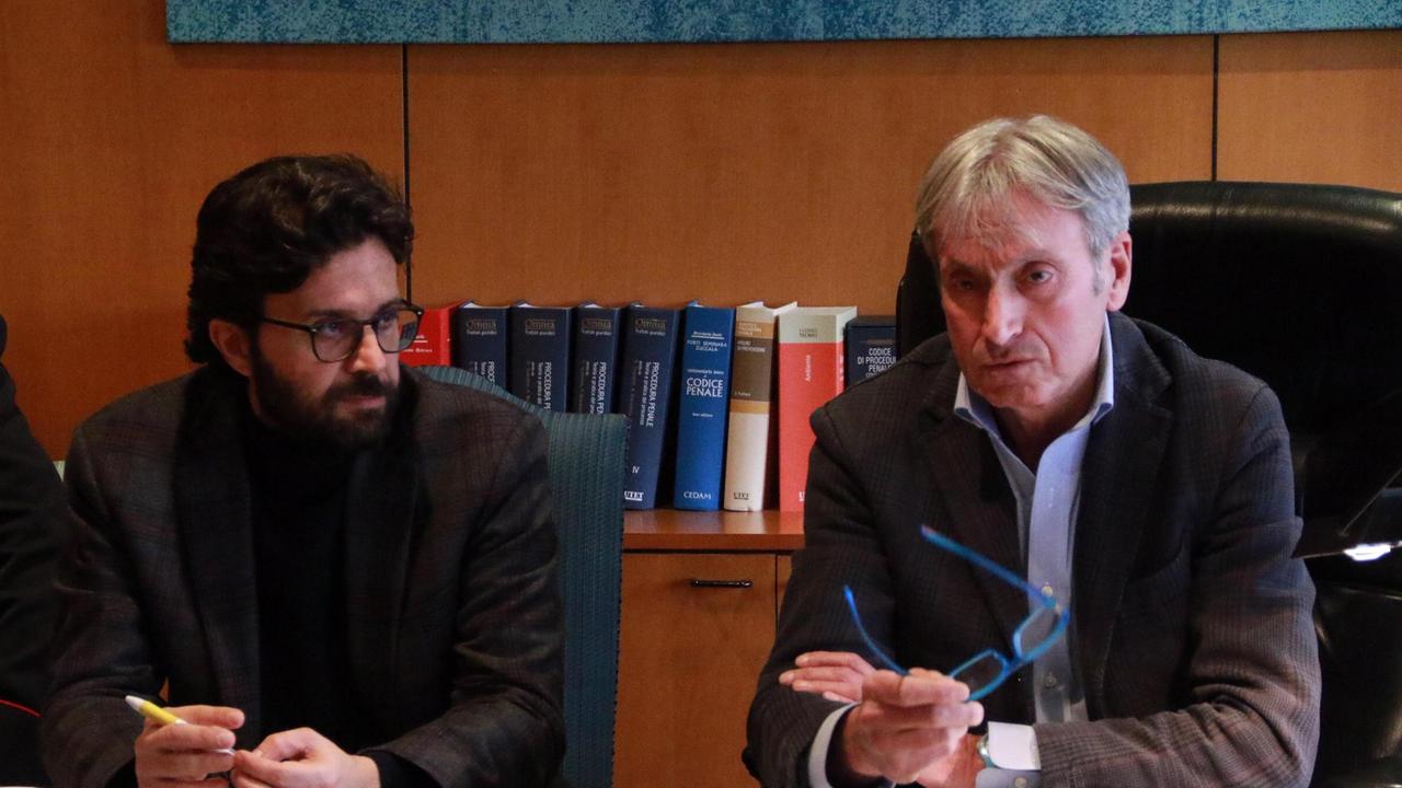Il procuratore capo Giuseppe Nicolosi (a destra) insieme al sostituto procuratore Lorenzo Gestri