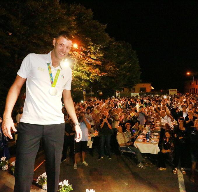 Simone Buti durante la festa a Torre dopo le Olimpiadi di Rio de Janeiro (Foto Franco Silvi)