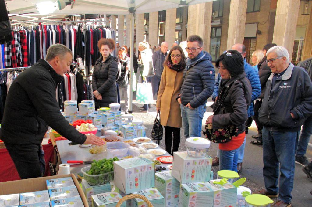 Un banco del mercato settimanale (foto di archivio)